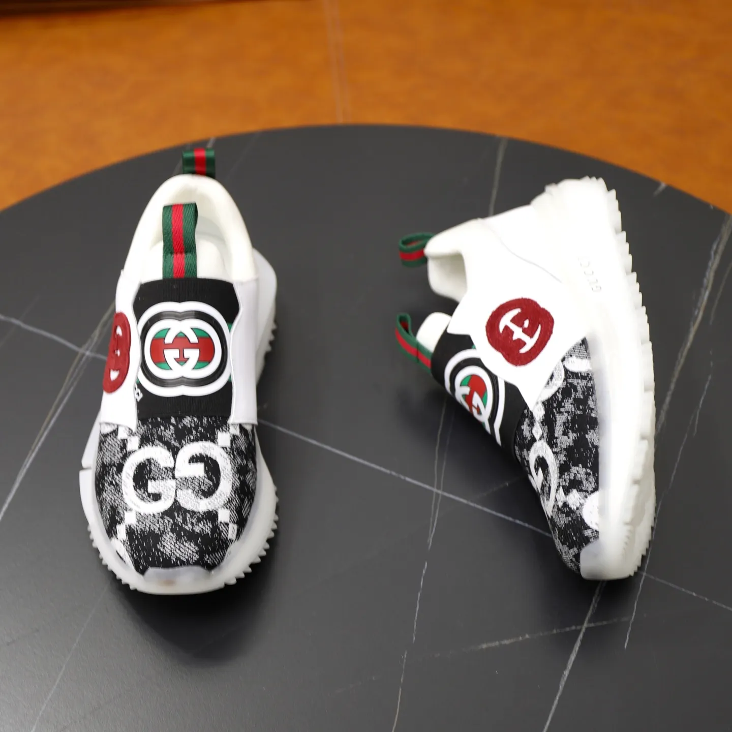 Ex-factory price: 462💰🙅‍♂️🙅‍♂️🙅‍♂️ Brand: GUCCI Standard code: 38-44 (45 customized) Grade: Same as the official website Material: Original cowhide material spliced with brand cloth Comfortable and breathable lining Lightweight and wear-resistant sports outsole Style category: Men's fashionable casual shoes Running sports shoes Distinguished luxury brand elements Top luxury color: actual picture color